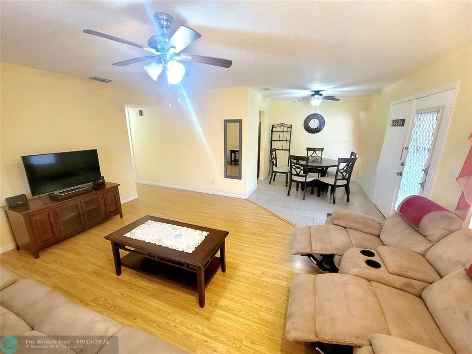 For Rent: $1,700 (2 beds, 2 baths, 922 Square Feet)