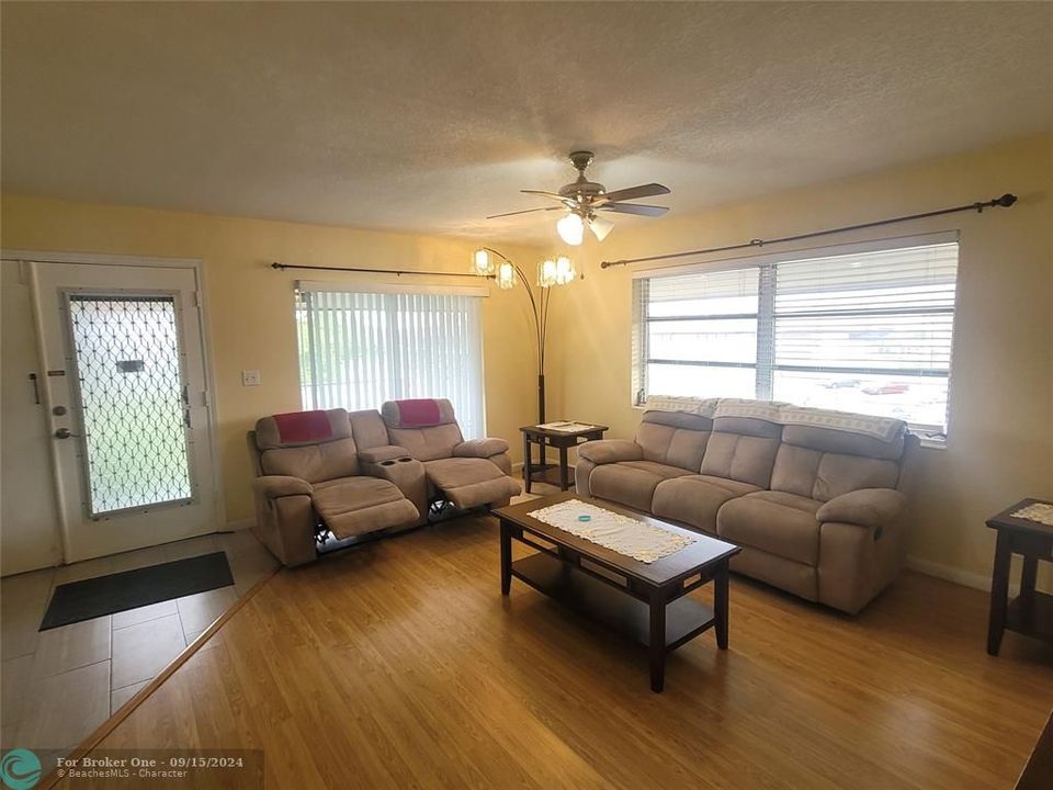 For Rent: $1,700 (2 beds, 2 baths, 922 Square Feet)