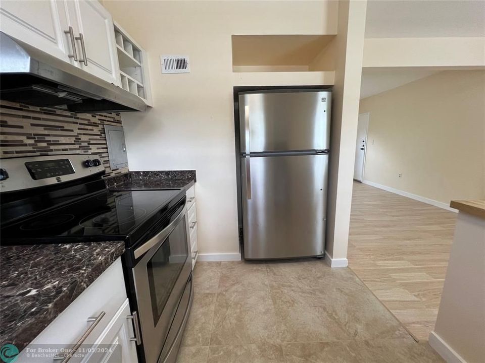 For Sale: $425,000 (2 beds, 1 baths, 786 Square Feet)