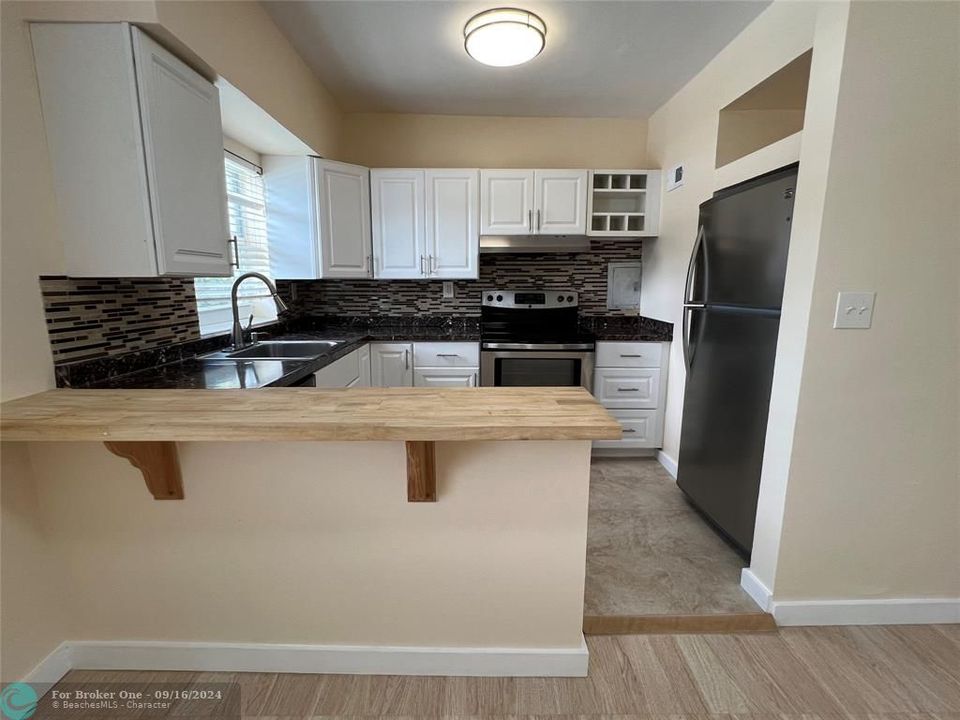 For Sale: $425,000 (2 beds, 1 baths, 786 Square Feet)