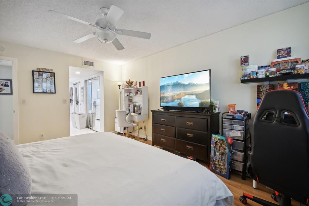 For Sale: $295,000 (2 beds, 2 baths, 850 Square Feet)