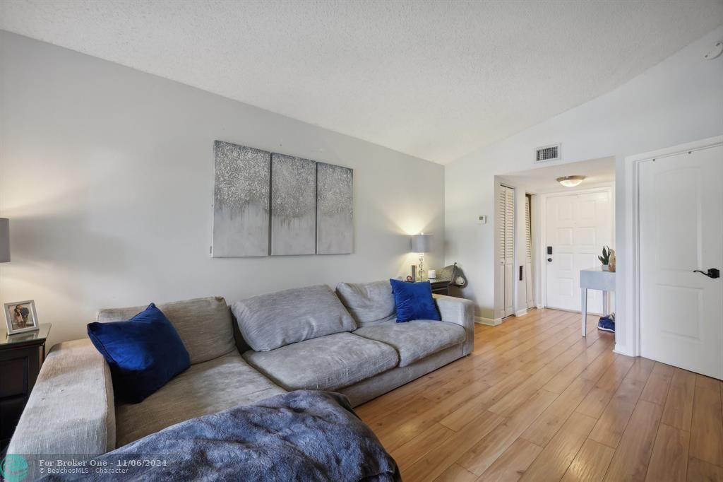 For Sale: $295,000 (2 beds, 2 baths, 850 Square Feet)