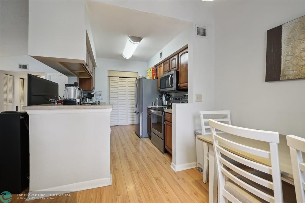 For Sale: $295,000 (2 beds, 2 baths, 850 Square Feet)