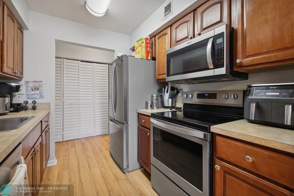 For Sale: $295,000 (2 beds, 2 baths, 850 Square Feet)