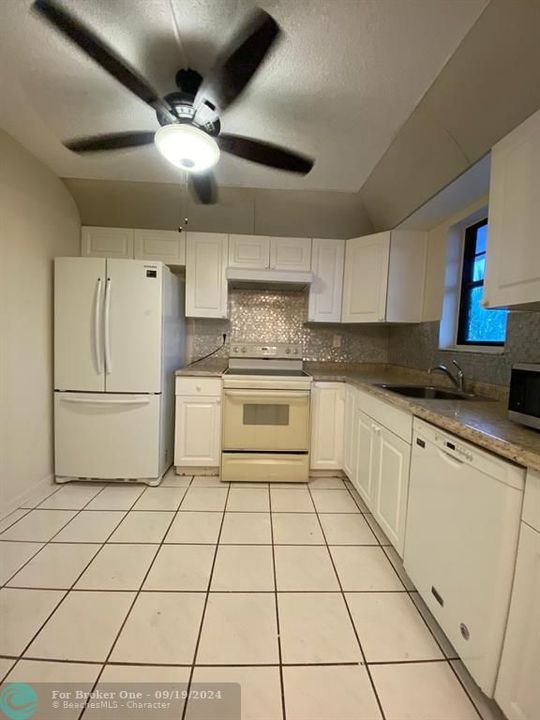 For Sale: $230,000 (2 beds, 2 baths, 1015 Square Feet)