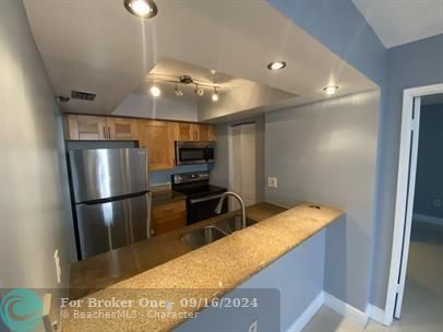 For Sale: $360,000 (2 beds, 2 baths, 927 Square Feet)