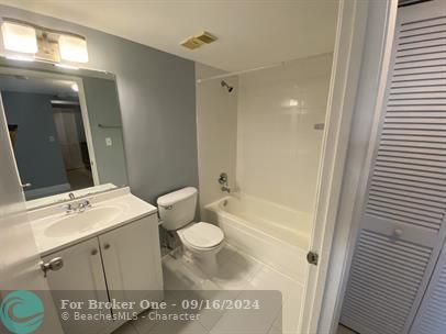 For Sale: $360,000 (2 beds, 2 baths, 927 Square Feet)