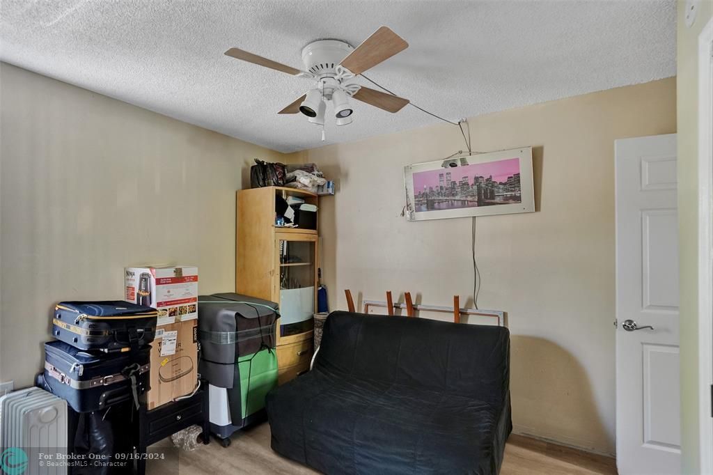 For Sale: $179,999 (2 beds, 1 baths, 900 Square Feet)