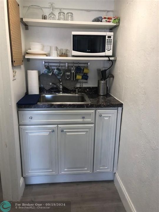 For Rent: $1,000 (0 beds, 1 baths, 1032 Square Feet)