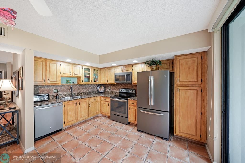 For Sale: $240,000 (2 beds, 2 baths, 1050 Square Feet)