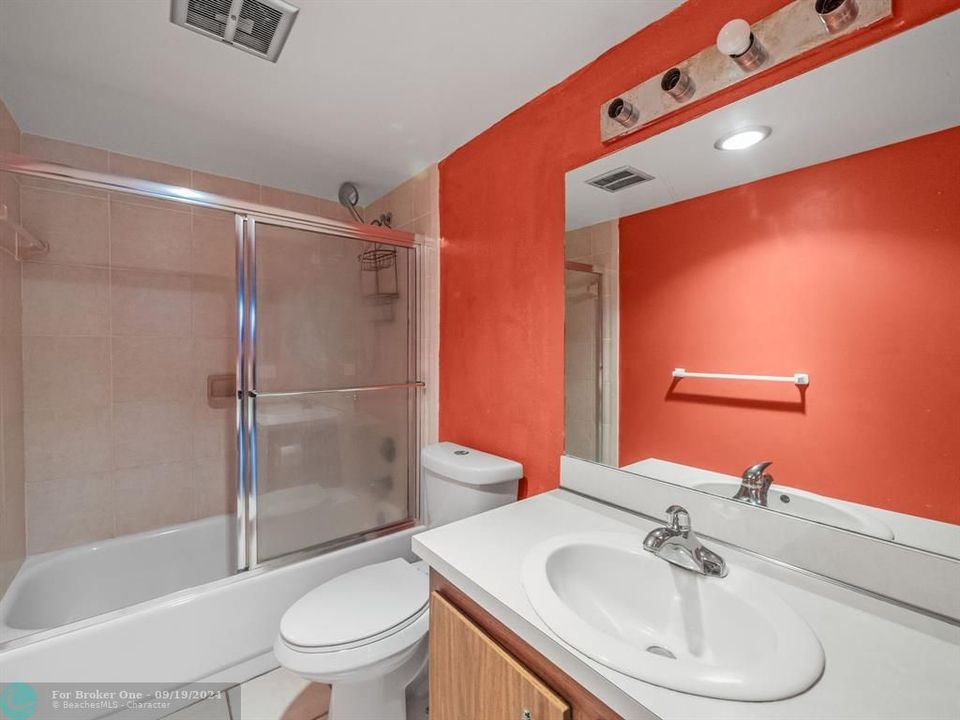 For Sale: $105,000 (1 beds, 1 baths, 783 Square Feet)