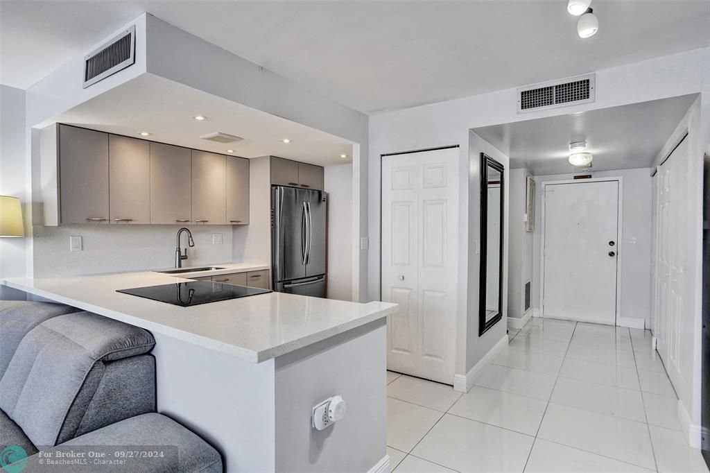 Active With Contract: $1,800 (0 beds, 1 baths, 595 Square Feet)