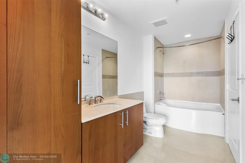 For Sale: $449,000 (1 beds, 1 baths, 836 Square Feet)