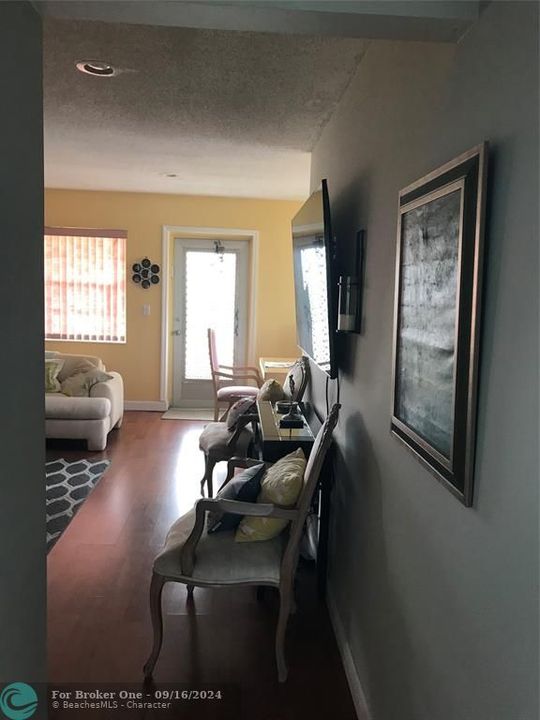 For Rent: $2,200 (2 beds, 1 baths, 903 Square Feet)