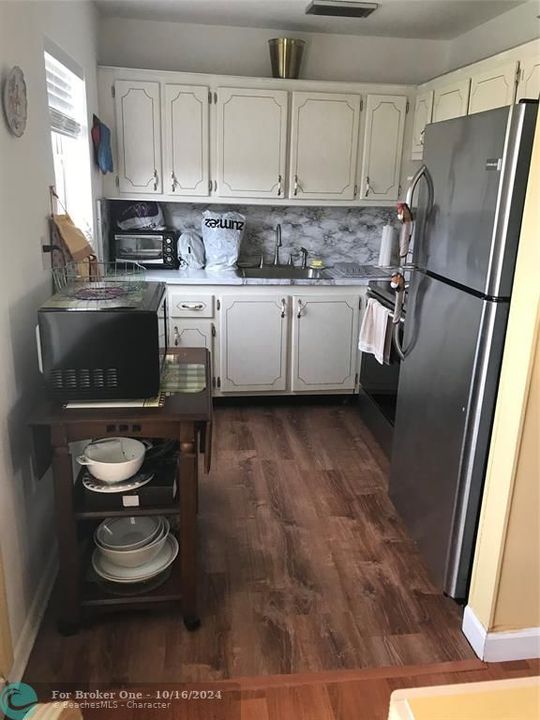 For Rent: $2,200 (2 beds, 1 baths, 903 Square Feet)