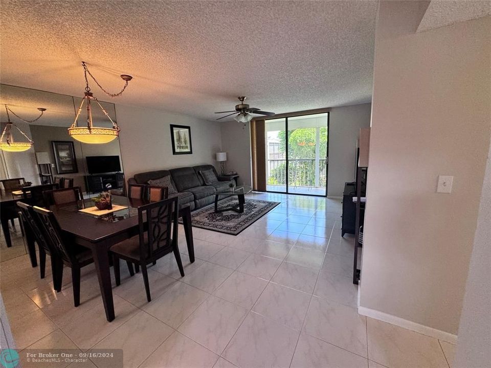 For Sale: $258,000 (2 beds, 2 baths, 930 Square Feet)