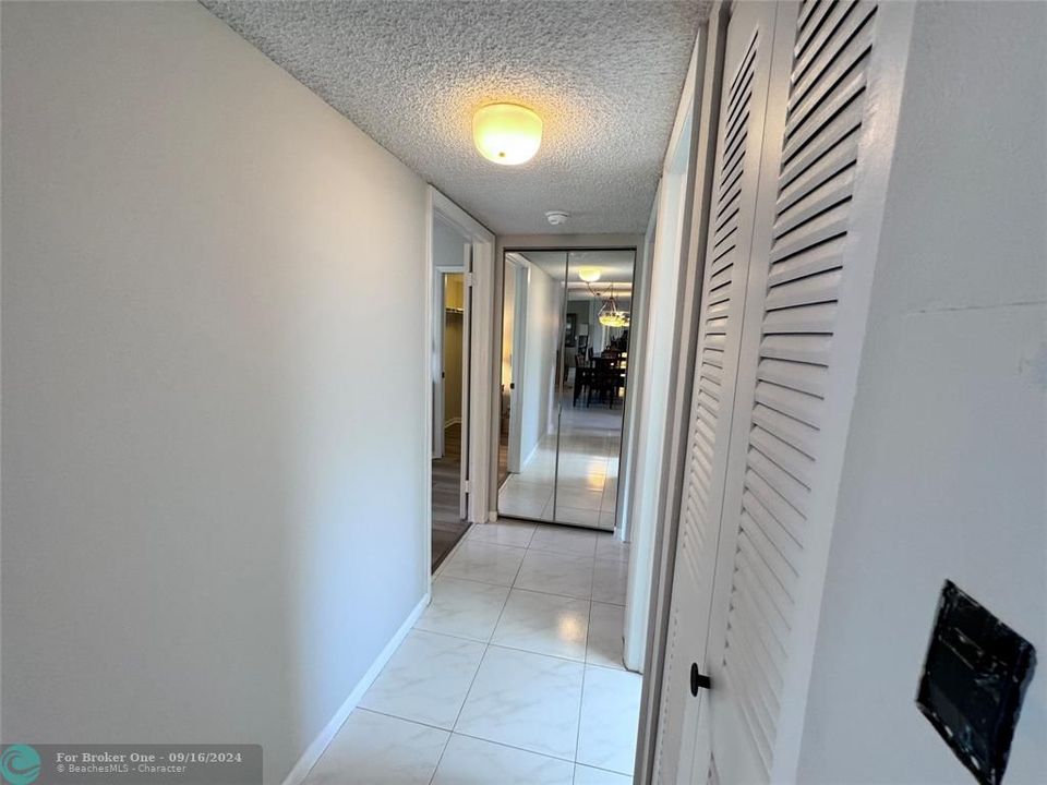 For Sale: $255,000 (2 beds, 2 baths, 930 Square Feet)