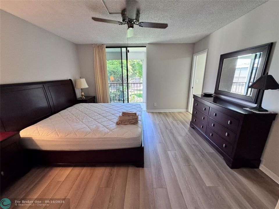 For Sale: $258,000 (2 beds, 2 baths, 930 Square Feet)