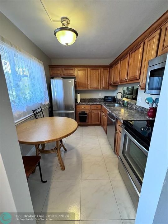 For Sale: $258,000 (2 beds, 2 baths, 930 Square Feet)