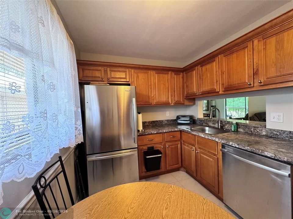 For Sale: $258,000 (2 beds, 2 baths, 930 Square Feet)