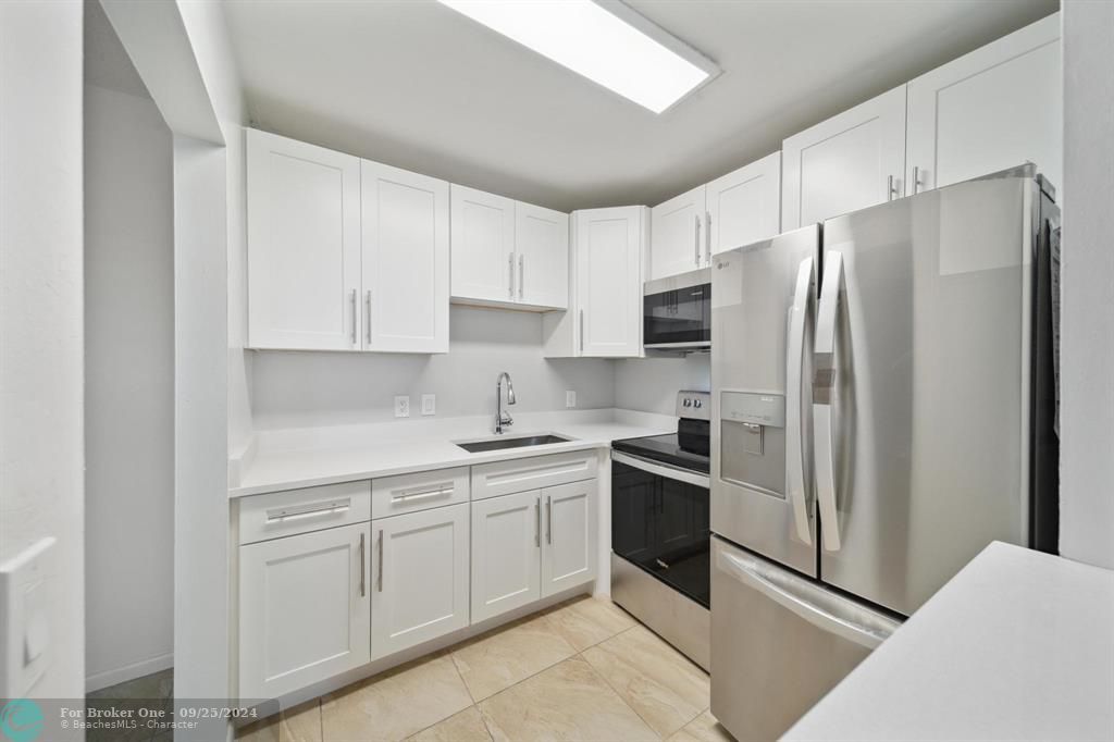 For Sale: $120,000 (1 beds, 1 baths, 684 Square Feet)