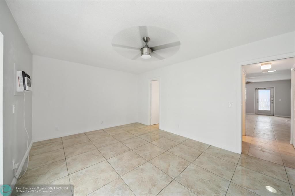 For Sale: $120,000 (1 beds, 1 baths, 684 Square Feet)