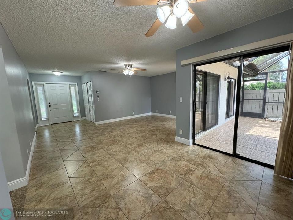 Active With Contract: $2,200 (2 beds, 2 baths, 1106 Square Feet)