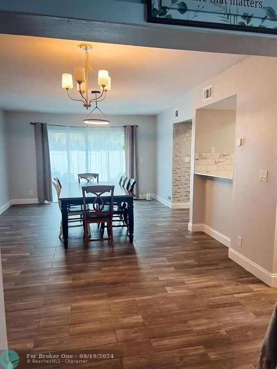 Active With Contract: $364,900 (3 beds, 2 baths, 1540 Square Feet)