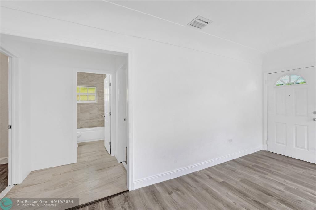 Active With Contract: $2,295 (2 beds, 1 baths, 0 Square Feet)