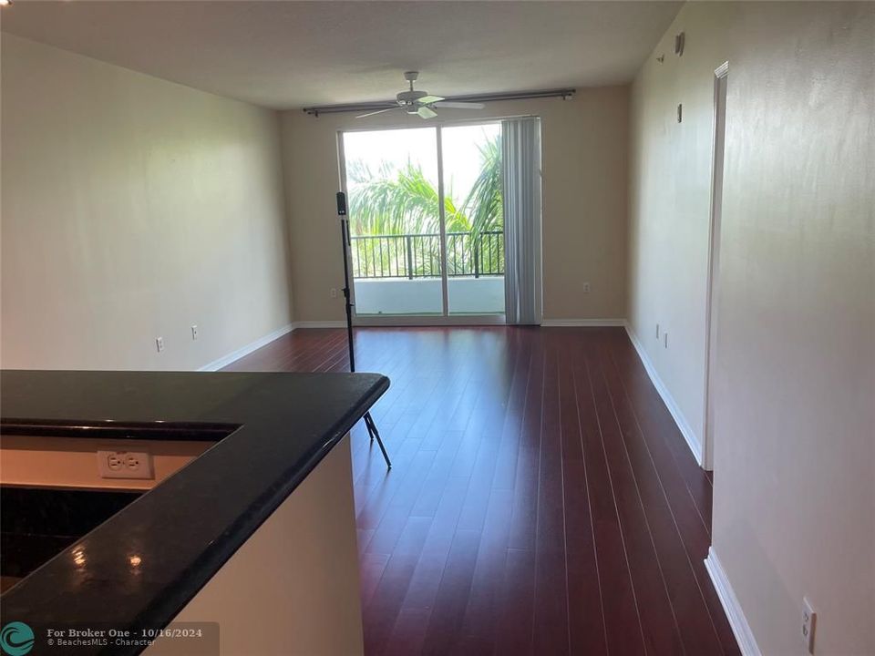 En Venta: $299,900 (1 camas, 1 baños, 807 Pies cuadrados)