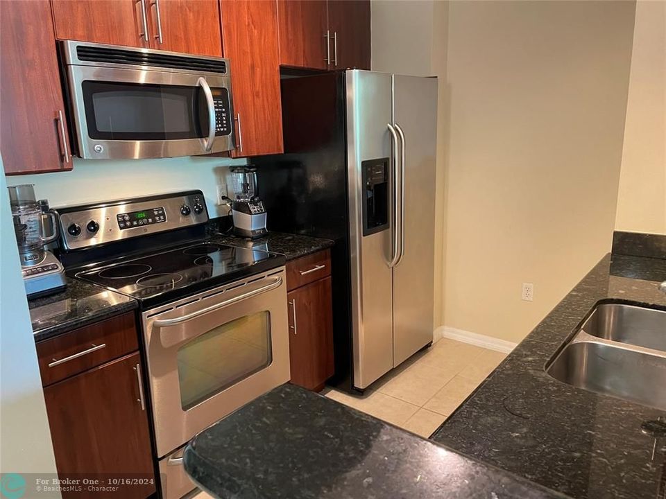 For Sale: $299,900 (1 beds, 1 baths, 807 Square Feet)