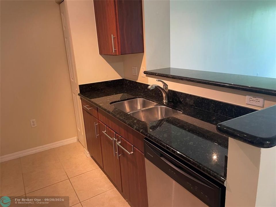 For Sale: $299,900 (1 beds, 1 baths, 807 Square Feet)