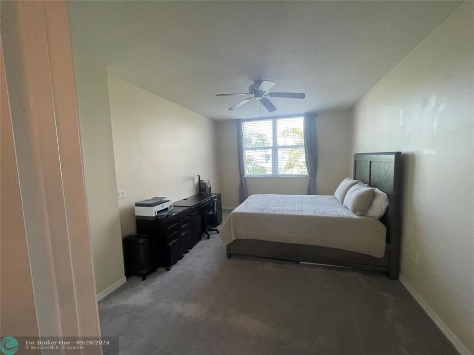 For Sale: $299,900 (1 beds, 1 baths, 807 Square Feet)