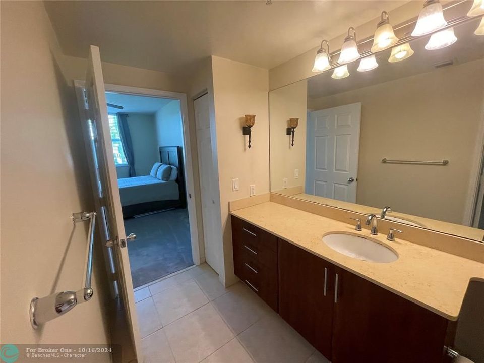 For Sale: $299,900 (1 beds, 1 baths, 807 Square Feet)