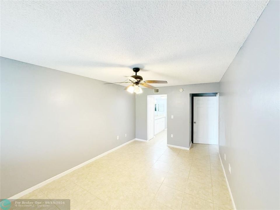 Active With Contract: $2,050 (2 beds, 2 baths, 1057 Square Feet)