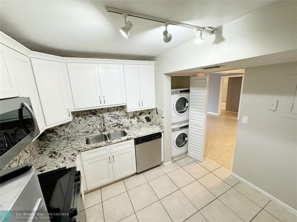 Active With Contract: $2,050 (2 beds, 2 baths, 1057 Square Feet)