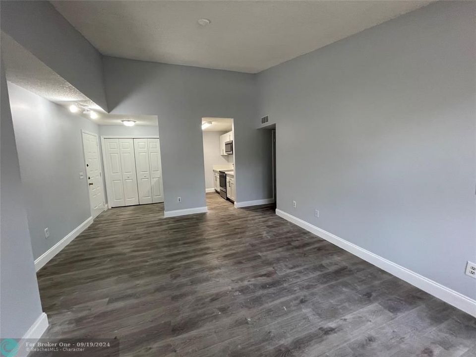 For Rent: $1,900 (2 beds, 1 baths, 900 Square Feet)