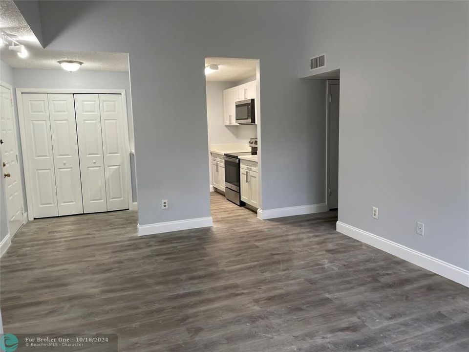 For Rent: $1,900 (2 beds, 1 baths, 900 Square Feet)