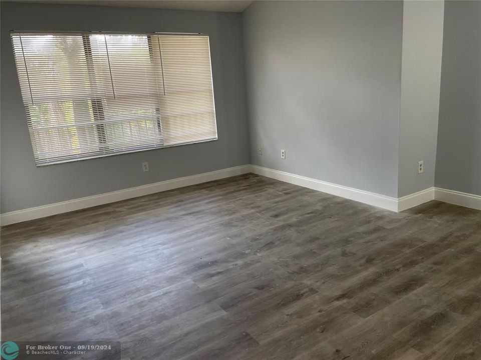 For Rent: $1,900 (2 beds, 1 baths, 900 Square Feet)