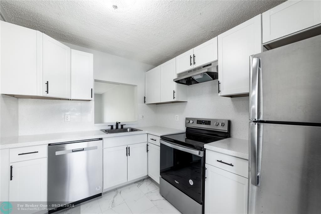 For Rent: $2,300 (2 beds, 2 baths, 950 Square Feet)