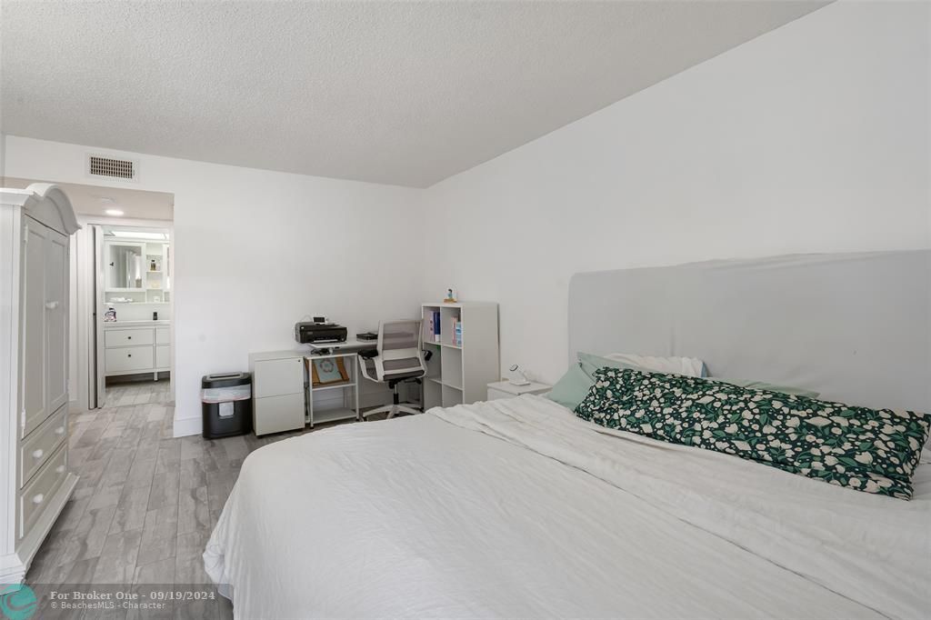 For Sale: $239,000 (2 beds, 2 baths, 1160 Square Feet)