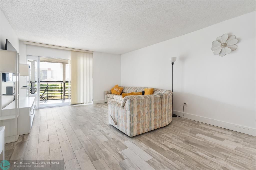 For Sale: $239,000 (2 beds, 2 baths, 1160 Square Feet)