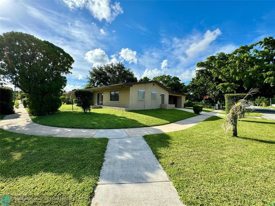 For Sale: $570,000 (3 beds, 3 baths, 1539 Square Feet)