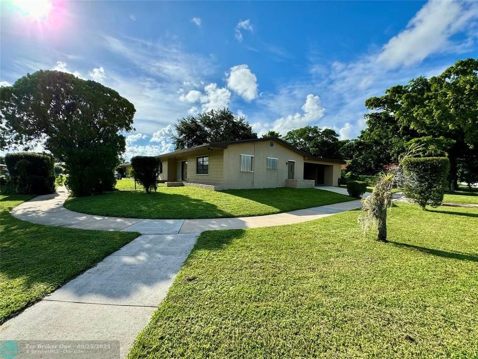 For Sale: $570,000 (3 beds, 3 baths, 1539 Square Feet)