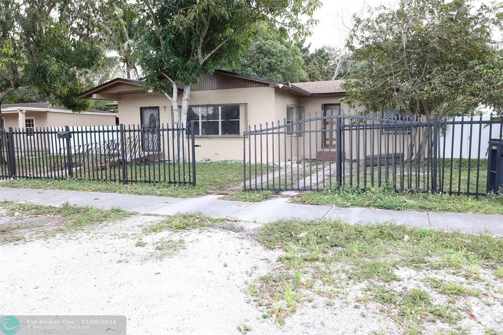 For Rent: $3,000 (3 beds, 1 baths, 2136 Square Feet)