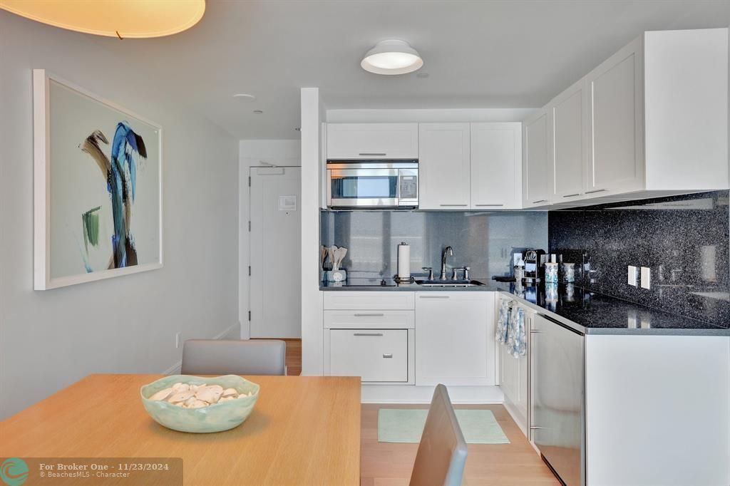 For Sale: $1,350,000 (1 beds, 1 baths, 859 Square Feet)