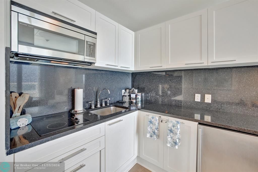 For Sale: $1,350,000 (1 beds, 1 baths, 859 Square Feet)