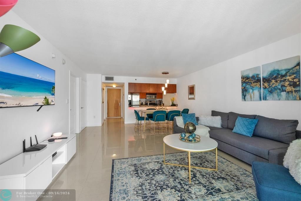 For Sale: $549,000 (1 beds, 1 baths, 818 Square Feet)