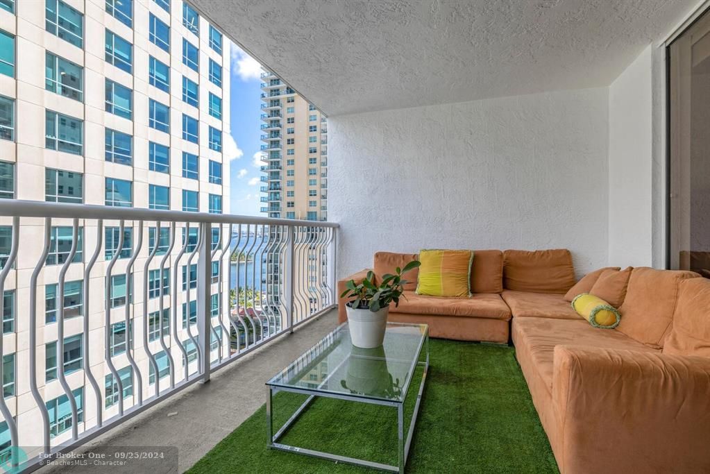 For Sale: $549,000 (1 beds, 1 baths, 818 Square Feet)