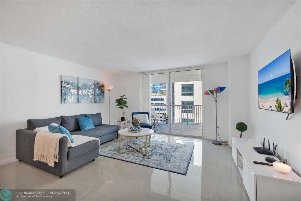 For Sale: $549,000 (1 beds, 1 baths, 818 Square Feet)